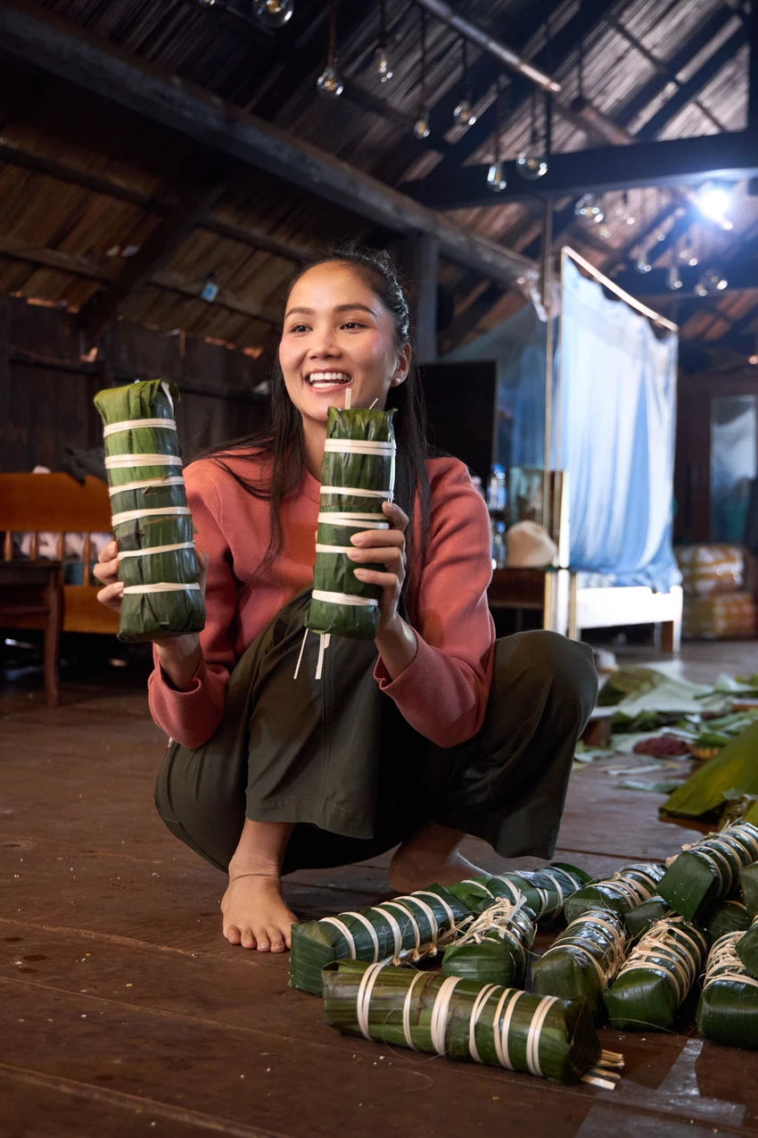 h'hen-nie-cung-gia-dinh-goi-banh-tet7.jpg