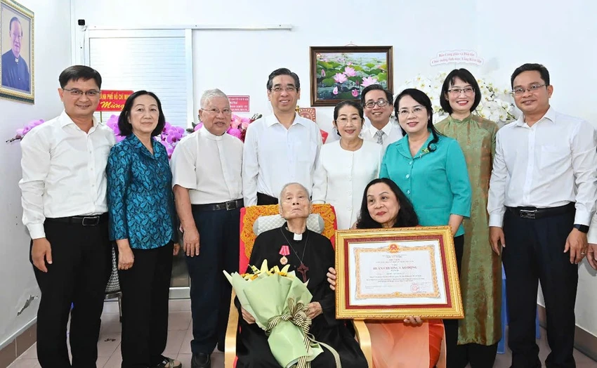 linh-muc-phero-phan-khac-tu1.jpg