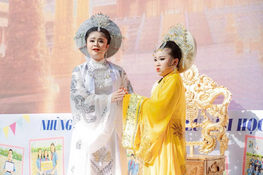 san-khau-hoc-duong-sang-ngoi-su-viet1.jpg
