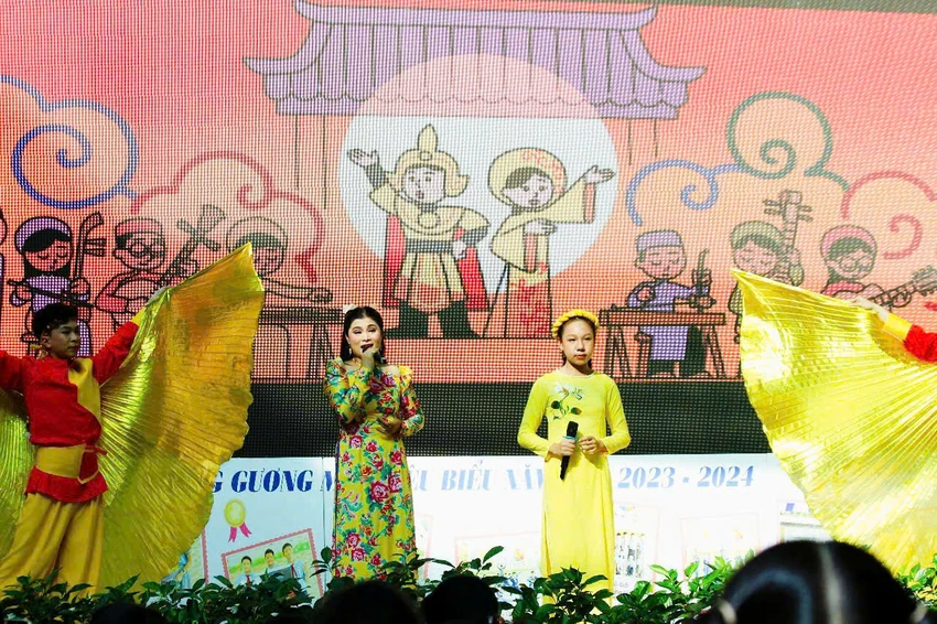 san-khau-hoc-duong-sang-ngoi-su-viet10.jpg