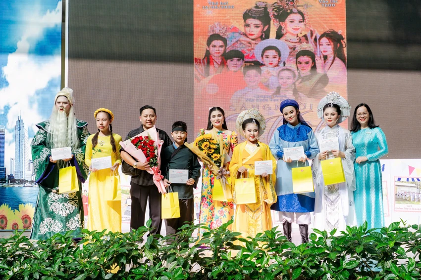 san-khau-hoc-duong-sang-ngoi-su-viet12.jpg