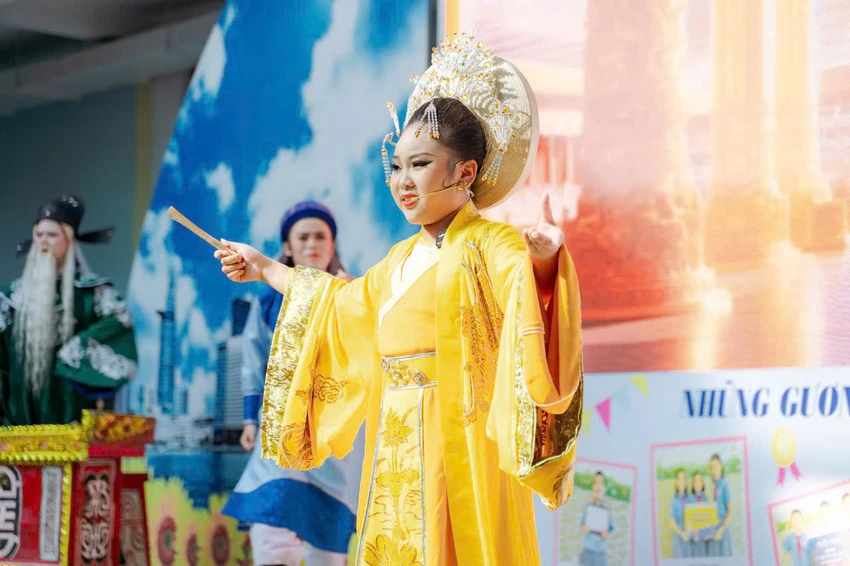 san-khau-hoc-duong-sang-ngoi-su-viet2.jpg