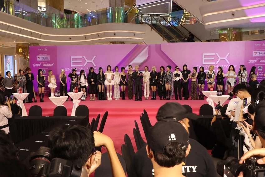 em-xinh-say-hi5.JPG