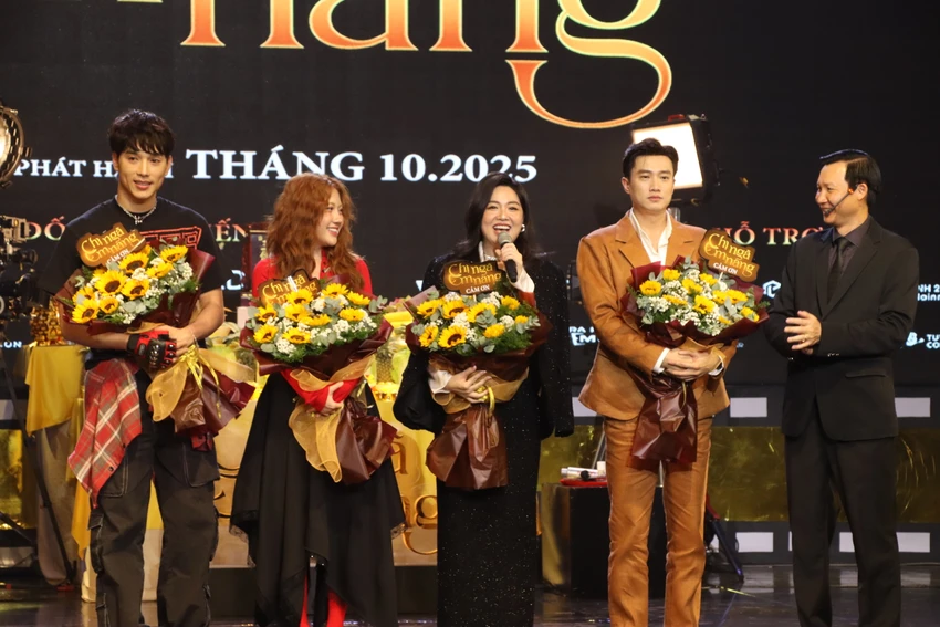 Chị ngã em nâng
