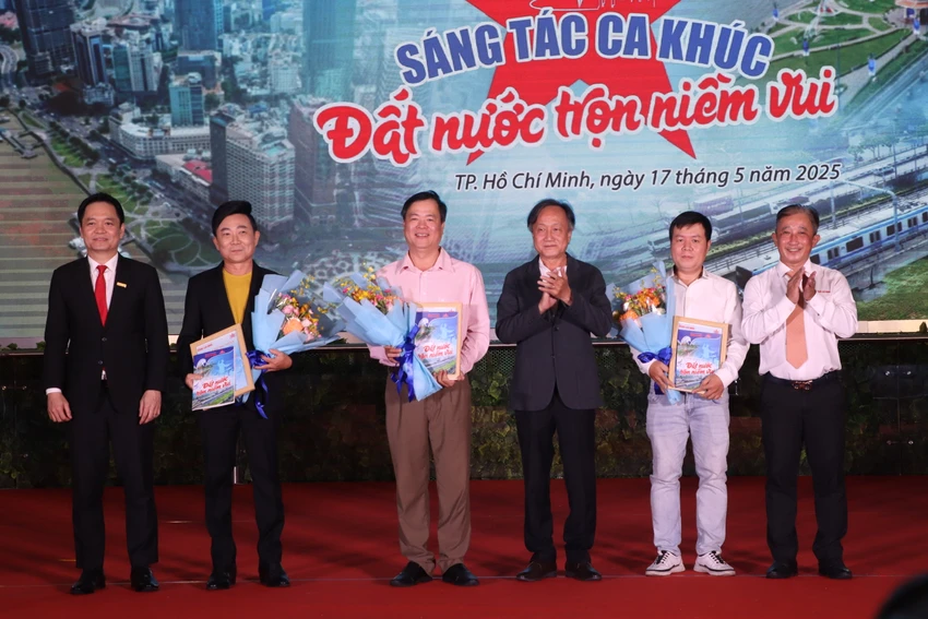 dat-nuoc-tron-niem-vui4.JPG