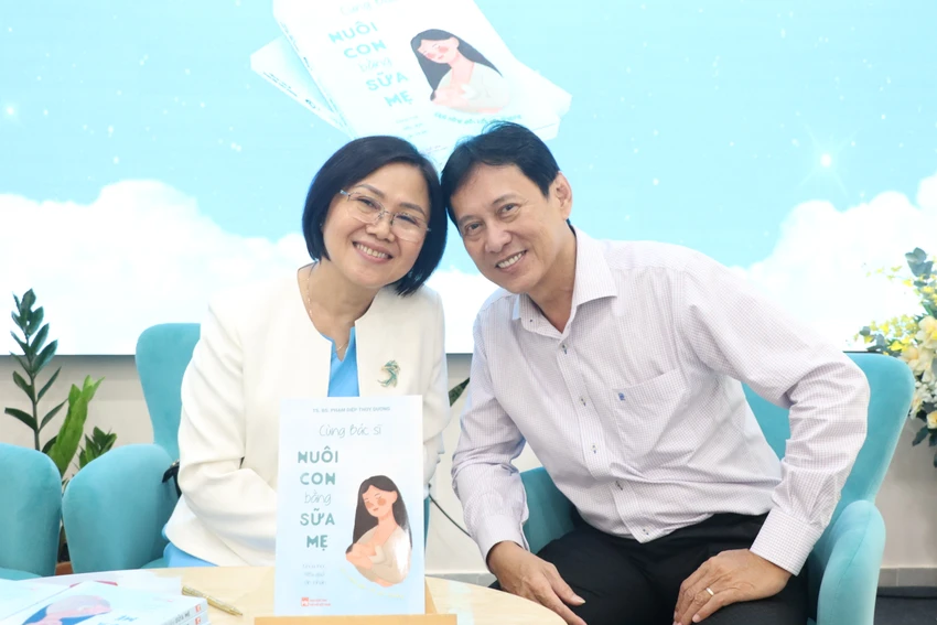 cung-bac-si-nuoi-con-bang-sua-me5.JPG
