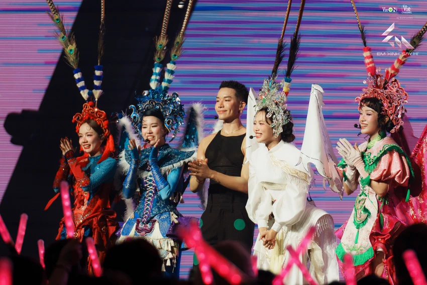 em-xinh-say-hi2.jpg