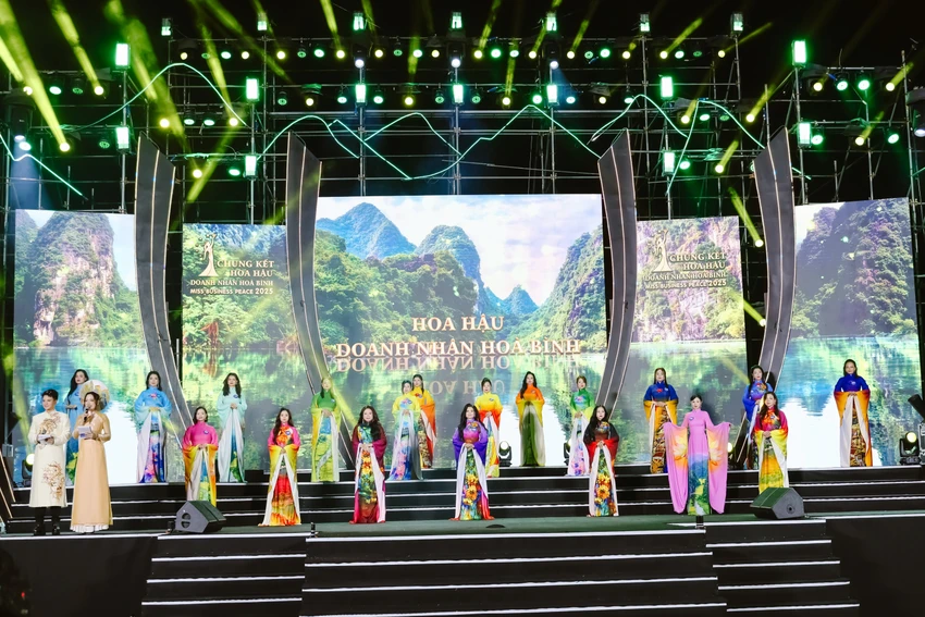 hoa-hau-doanh-nhan-hoa-binh11.JPG