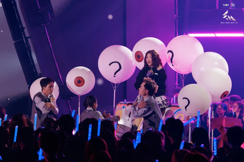em-xinh-say-hi5.JPG
