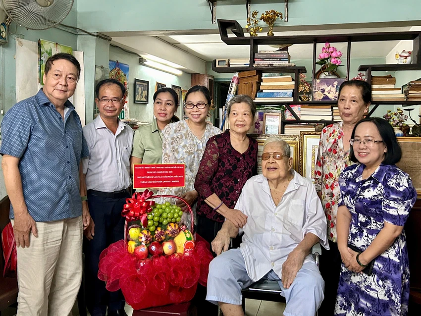 tac-gia-duong-linh1.jpg