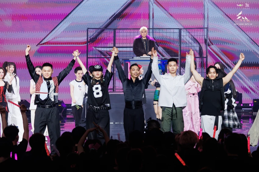 em-xinh-say-hi5.JPG