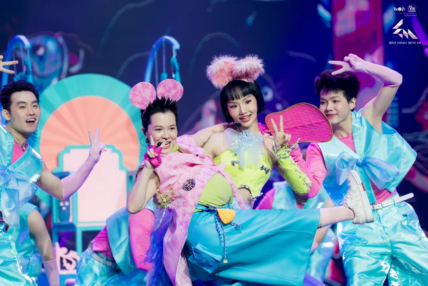 em-xinh-say-hi5.JPG