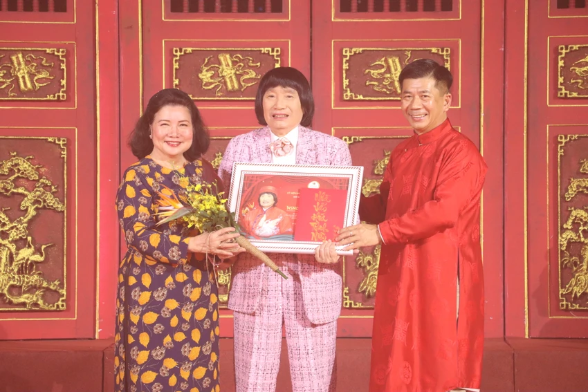 gio-to-san-khau.JPG