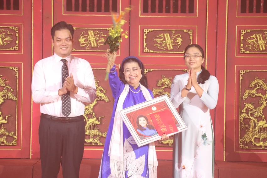 gio-to-san-khau1.JPG