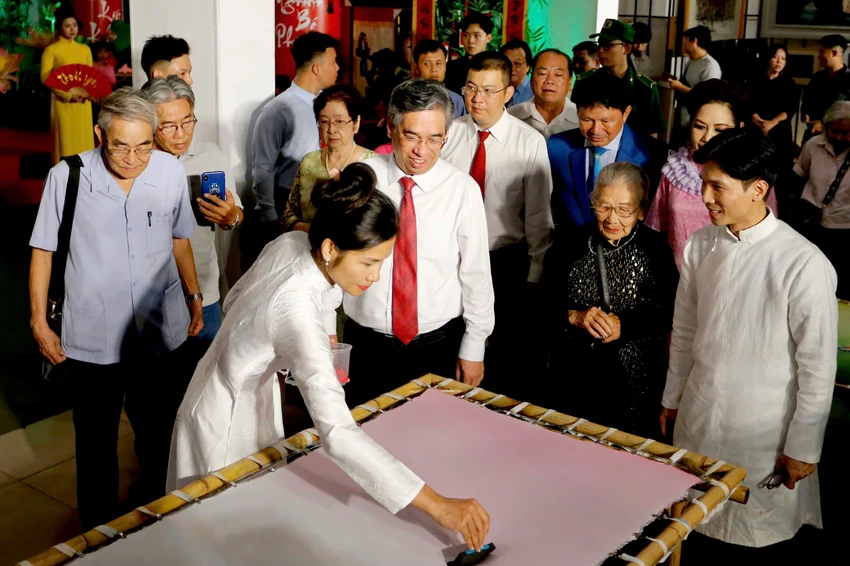 van-hoc-nghe-thuat-tp-hcm22.jpg