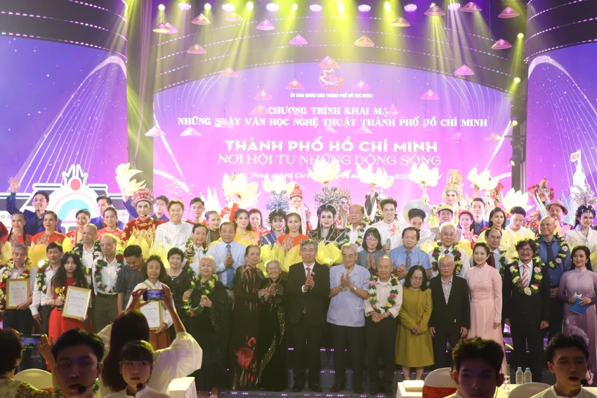 van-hoc-nghe-thuat-tp-hcm37.JPG