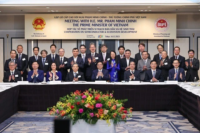 Thủ tướng Phạm Minh Chính và đoàn công tác chụp ảnh với đại diện các doanh nghiệp bán dẫn Nhật Bản