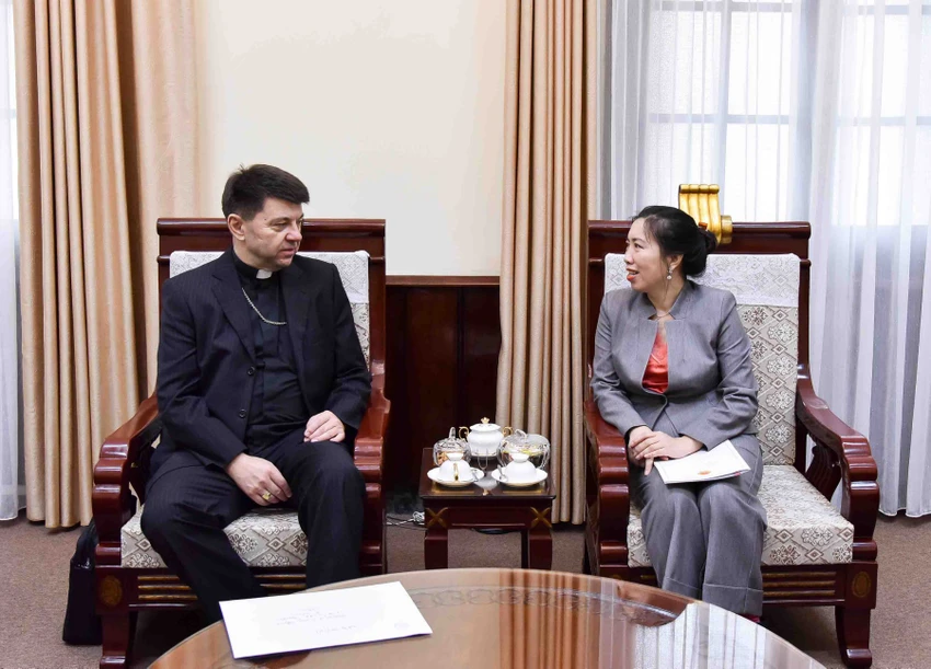 Thứ trưởng Ngoại giao Lê Thị Thu Hằng tiếp Đại diện Thường trú Tòa thánh Vatican tại Việt Nam.