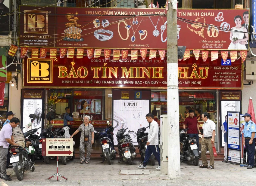 nen-mua-hay-ban-vang-trong-ngay-than-taiB.jpg