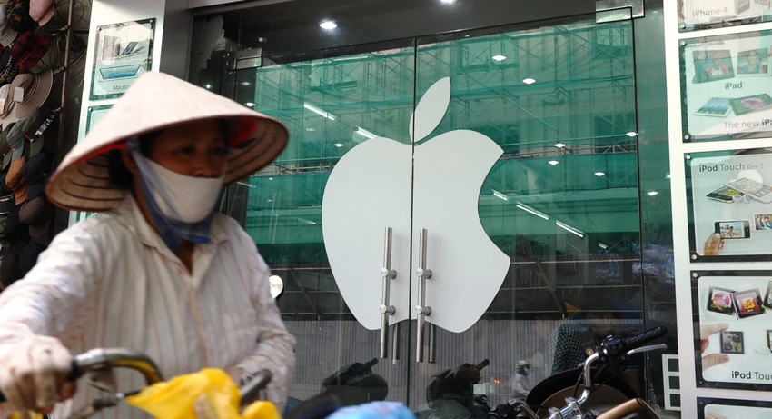 Sự dịch chuyển của Apple từ Trung Quốc sang Việt Nam khởi đầu với tai nghe AirPods vào năm 2020, sau đó mở rộng sang máy tính bảng iPad và đồng hồ Apple Watch - Ảnh: AFP