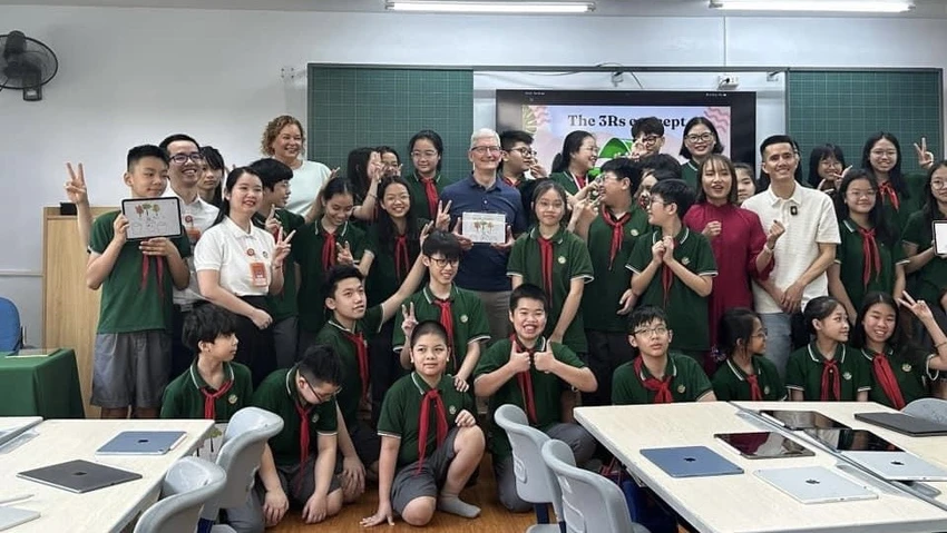 CEO của Apple đến thăm trường Ngôi Sao Hà Nội