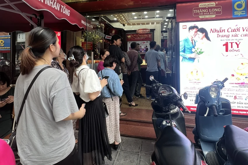 Phản ứng của giá vàng và đôla tự do sau thông tin về đấu thầu vàng miếng