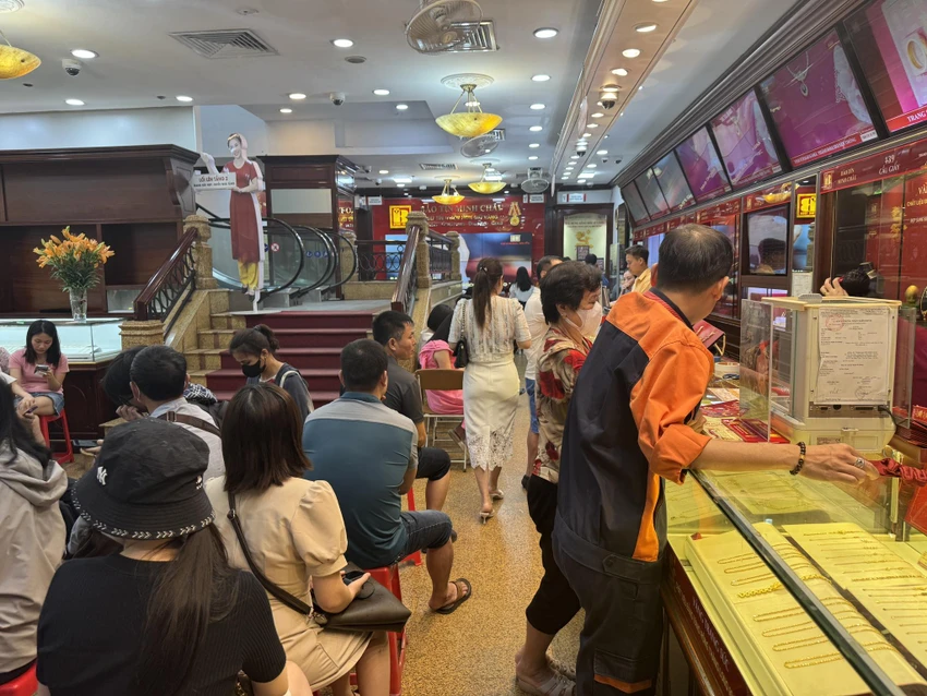 Người Hà Nội đội mưa tầm tã đi mua, nhiều cửa hàng hết sạch vàng nhẫn