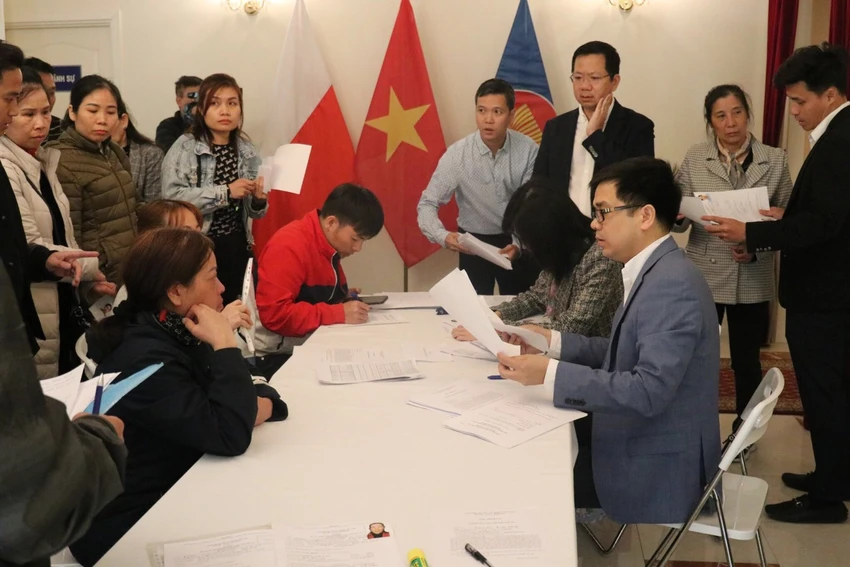 Đại sứ quán Việt Nam tại Ba Lan hỗ trợ bà con người Việt bị ảnh hưởng bởi vụ cháy Trung tâm thương mại Marywilska 44 làm lại giấy tờ