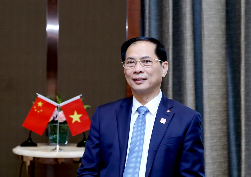 Bộ trưởng Bùi Thanh Sơn trả lời báo chí về chuyến công tác của Thủ tướng Chính phủ tham dự Hội nghị WEF Đại Liên và làm việc tại Trung Quốc