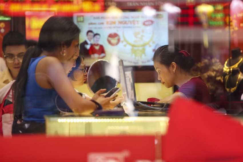 Giá vàng thế giới giảm mạnh nhất trong 5 tháng