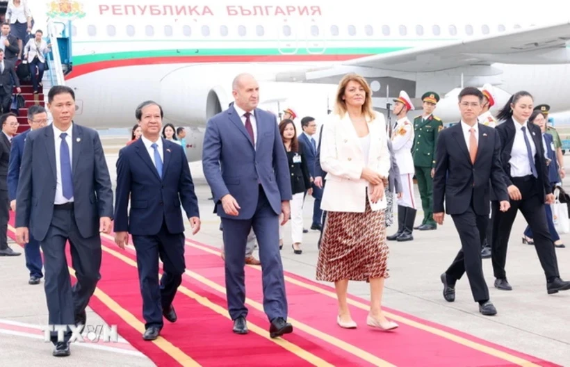 Tổng thống Bulgaria Rumen Radev và phu nhân đến Hà Nội, bắt đầu thăm chính thức Việt Nam
