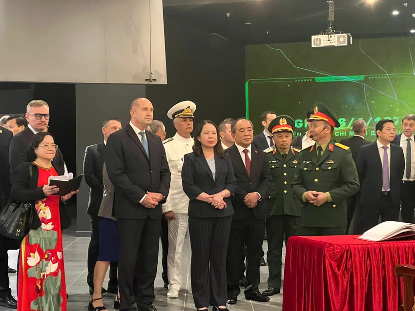 pho-chu-tich-nuoc-va-tong-thong-bulgaria-tham-bao-tang-lich-su-quan-su-viet-nam.jpg