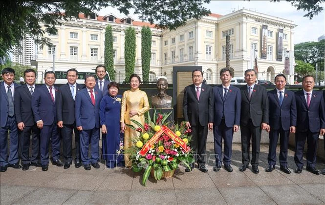 Chủ tịch Quốc hội Trần Thanh Mẫn và Phu nhân cùng đoàn công tác dâng hoa tại Tượng đài Chủ tịch Hồ Chí Minh ở Bảo tàng Văn minh châu Á. Ảnh: TTXVN