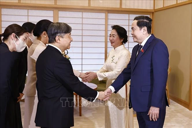 chu-tich-quoc-hoi-va-phu-nhan-hoi-kien-nha-vua-va-hoang-hau-nhat-ban.jpg