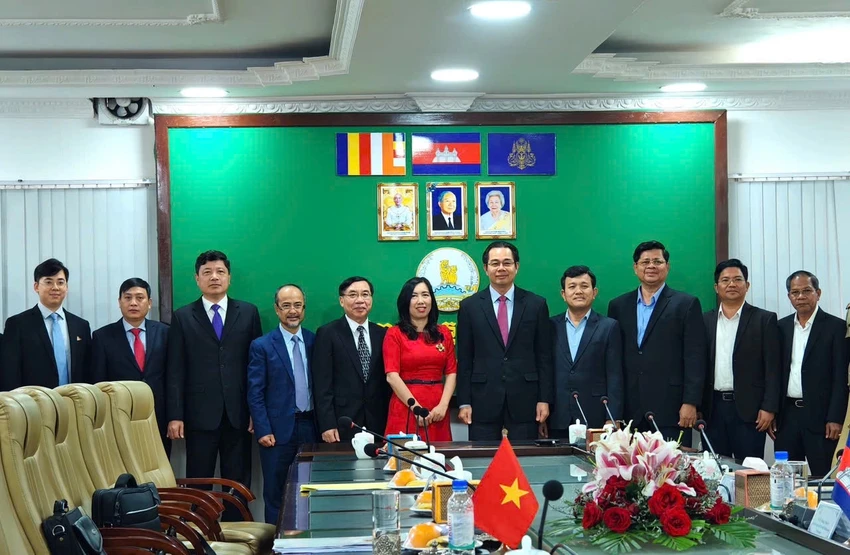 Thứ trưởng Lê Thị Thu Hằng thăm hỏi bà con gốc Việt tại khu vực Tây Nam Campuchia