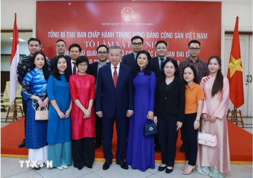 tong-bi-thu-gap-go-can-bo-co-quan-dai-dien-va-cong-dong-nguoi-viet-o-indonesiaA.jpg