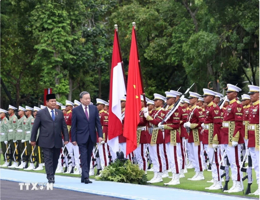 ổng Bí thư Tô Lâm và Tổng thống Cộng hòa Indonesia, Chủ tịch Đảng Phong trào Indonesia vĩ đại (Gerindra) Prabowo Subianto duyệt đội danh dự. (Ảnh: TTXVN)