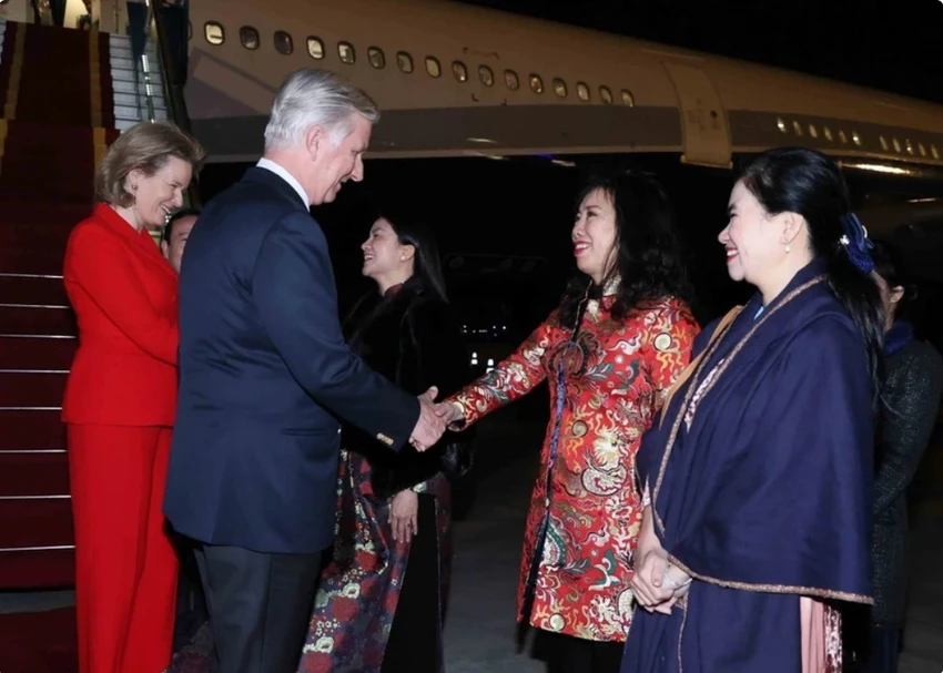 nha-vua-va-hoang-hau-bi-den-ha-noi-bat-dau-tham-cap-nha-nuoc-toi-viet-nam.jpg
