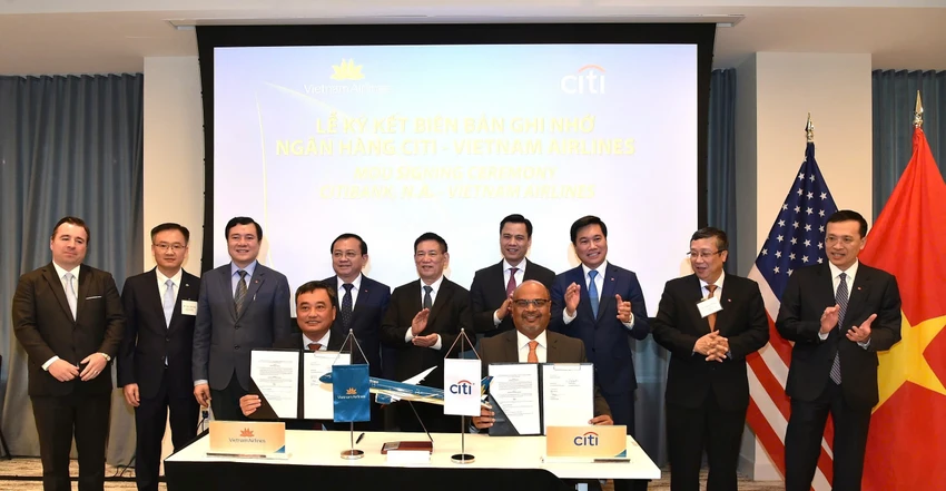 pho-thu-tuong-ho-duc-phoc-chung-kien-vietnam-airlines-ky-thoa-thuan-hon-560-trieu-usd-voi-citibank.jpg