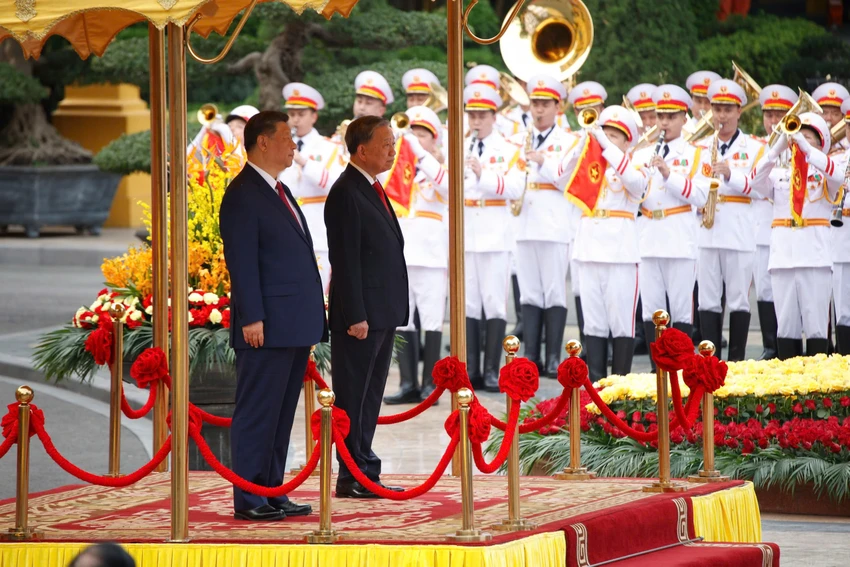 Tổng Bí thư Tô Lâm và Tổng Bí thư, Chủ tịch nước Trung Quốc Tập Cận Bình trên bục danh dự, nghe quân nhạc cử Quốc thiều hai nước. Ảnh: HUYỀN DIỆU