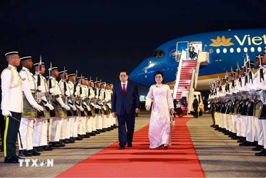 Lễ đón Thủ tướng Phạm Minh Chính và Phu nhân đến thủ đô Kuala Lumpur bắt đầu chuyến thăm chính thức Malaysia và tham dự Hội nghị Cấp cao ASEAN lần thứ 46. (Ảnh: Dương Giang/TTXVN)