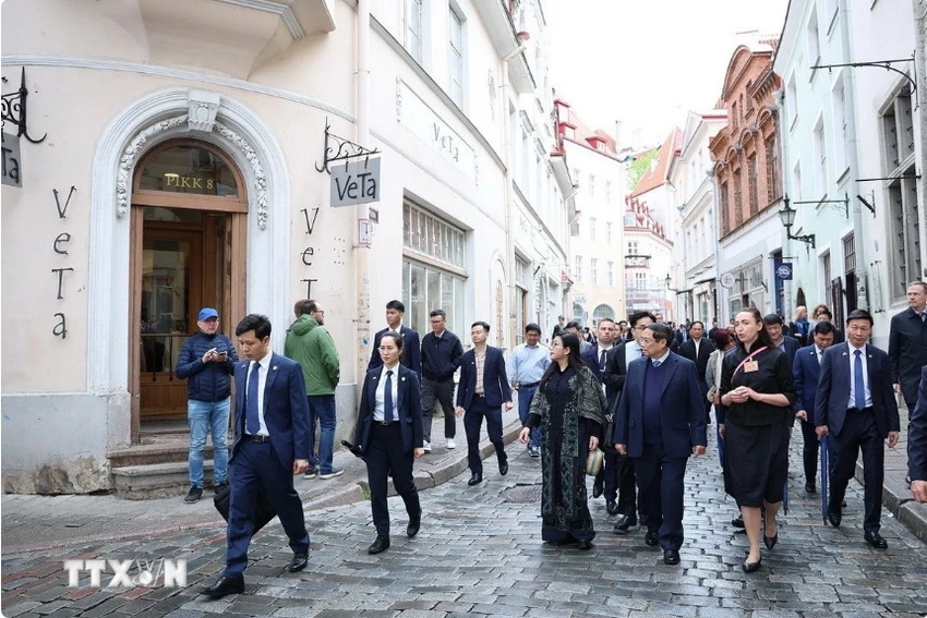 Thủ tướng Phạm Minh Chính và Phu nhân thăm quan khu phố cổ tại Estonia