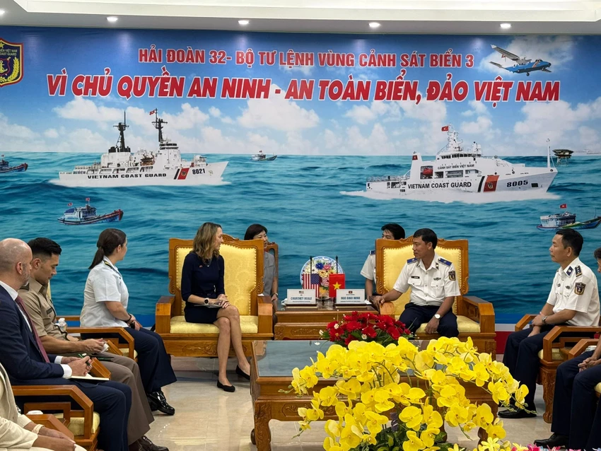 Thiếu tướng Ngô Bình Minh, Tư lệnh Vùng Cảnh sát biển 3 Việt Nam và Đại biện lâm thời Courtney Beale. Ảnh: Đại sứ quán Hoa Kỳ