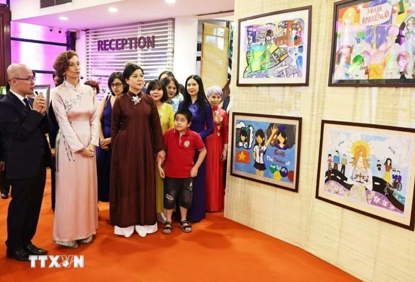 phu-nhan-tong-bi-thu-ngo-phuong-ly-va-tong-giam-doc-unesco-audrey-azoulay-du-trien-lam-chung-toi-co-the.jpg