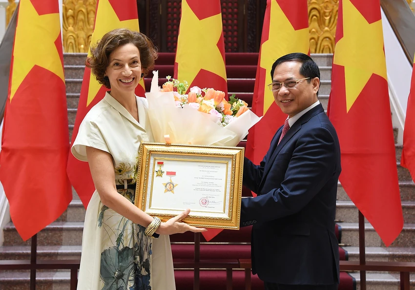 trao-tang-ky-niem-chuong-vi-su-nghiep-ngoai-giao-viet-nam-cho-tong-giam-doc-unesco.jpg