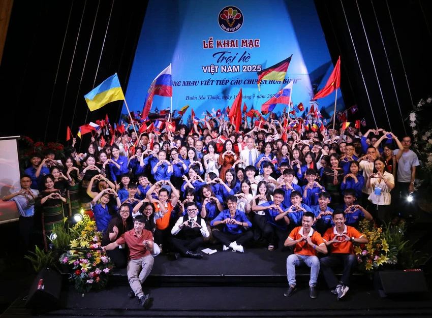 dai-bieu-kieu-bao-den-tu-hon-31-quoc-gia-vung-lanh-tho-tham-gia-trai-he-viet-nam-2025.jpg