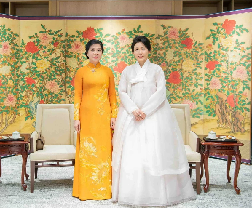 phu-nhan-tong-bi-thu-va-phu-nhan-tong-thong-han-quoc-thuong-tra-tham-quan-bao-tang.jpg