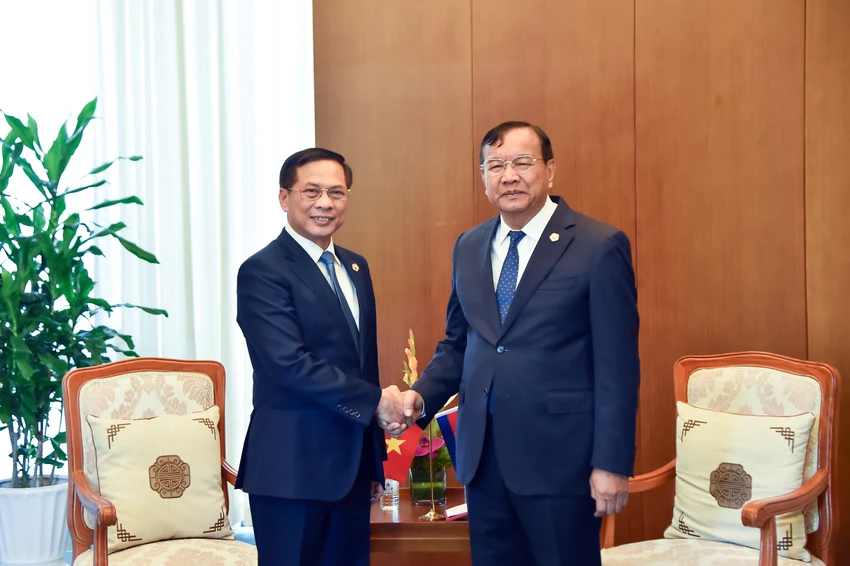 CPhó Thủ tướng, Bộ trưởng Ngoại giao Bùi Thanh Sơn gặp với Phó Thủ tướng, Bộ trưởng Ngoại giao và Hợp tác quốc tế Campuchia Prak Sokhonn. Ảnh: Bộ Ngoại giao