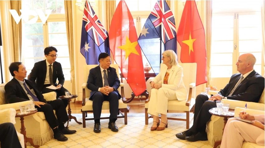 doan-dai-bieu-dang-cong-san-viet-nam-tham-va-lam-viec-tai-australiaA.jpg