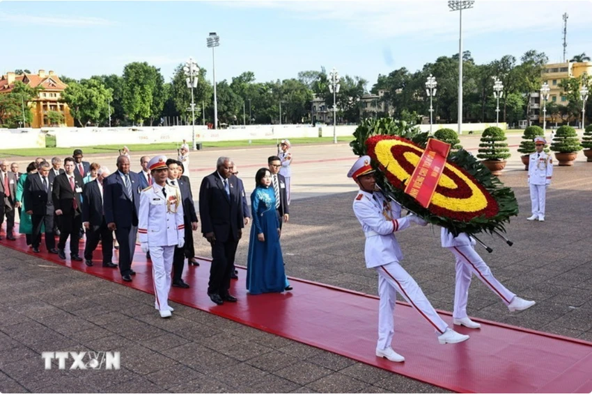 Chủ tịch Quốc hội Cuba Esteban Lazo Hernández đến đặt vòng hoa và vào Lăng viếng Chủ tịch Hồ Chí Minh. Ảnh: TTXVN